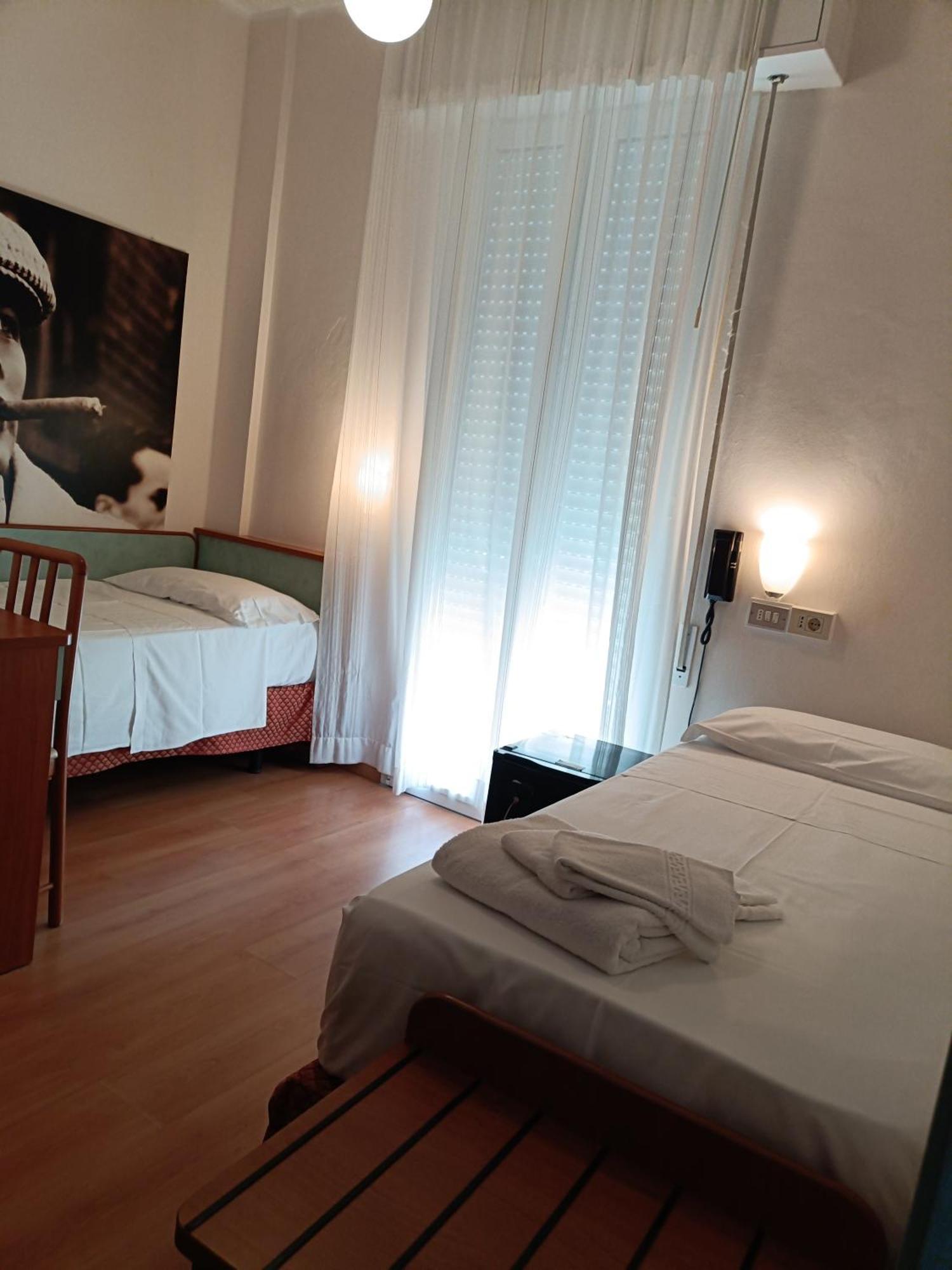 Hotel Sympathy Rimini Esterno foto